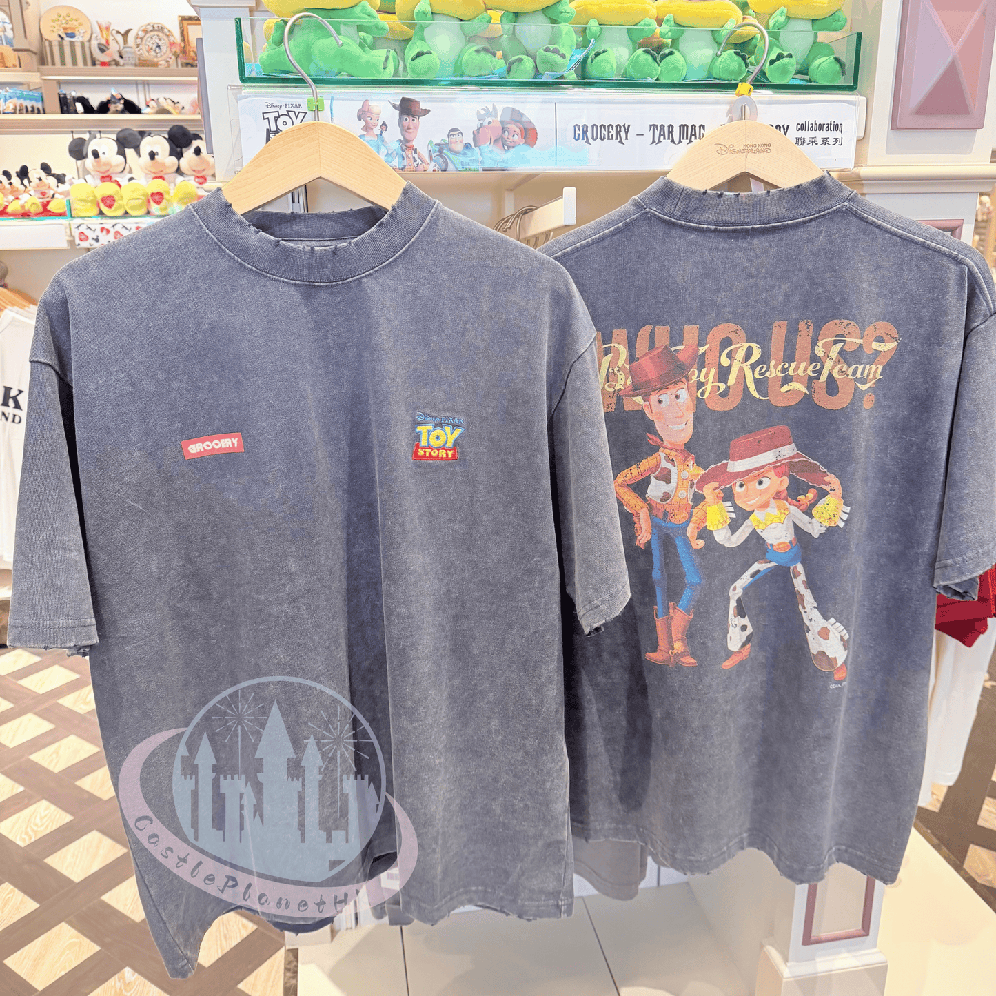 “Pre-order” HKDL - WOODY & JESSIE WASHED GRAPHIC BOXY TEE for Adults, TOY STORY X GROCERY 2026