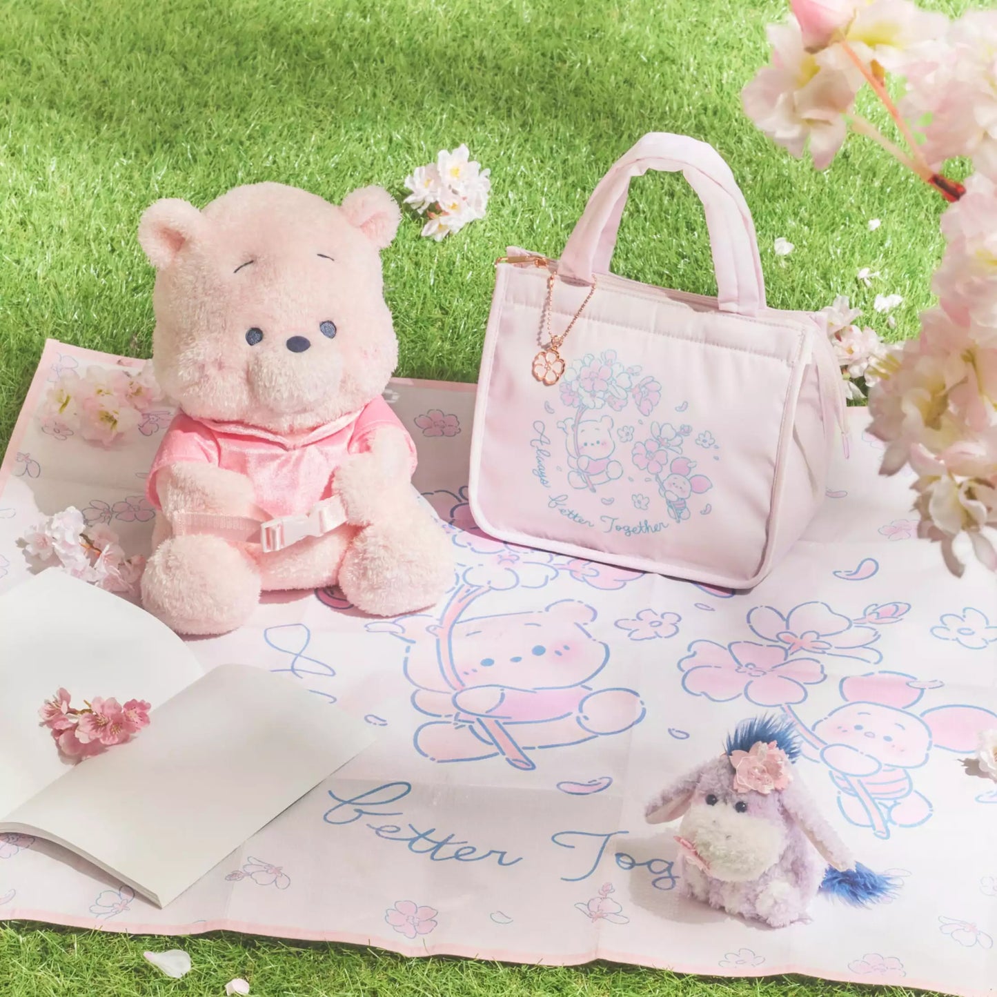 "Pre-Order" JDS - Winnie the Pooh & Piglet Picnic Blanket in Bag, Disney Sakura Collection 2026