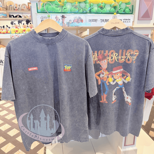 “Pre-order” HKDL - WOODY & JESSIE WASHED GRAPHIC BOXY TEE for Adults, TOY STORY X GROCERY 2026